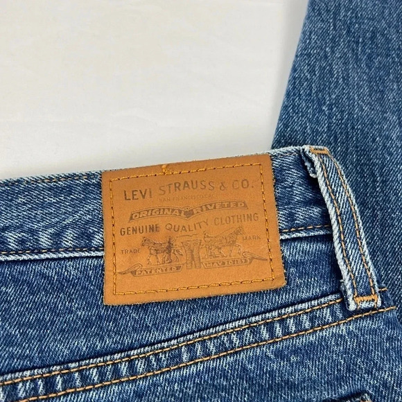 Levi’s Women’s 28 Wedgie Button Fly Distressed Medium Wash Jean - Picture 13 of 14